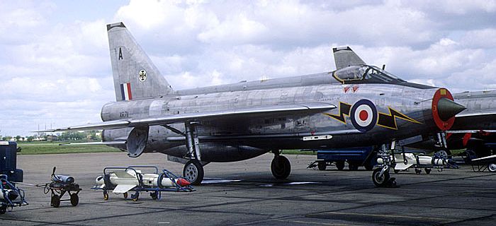 xr711tw.jpg (48772 bytes)
